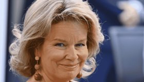 Matilde del Belgio è una visione in bianco al concerto, la particolare mantella brillante