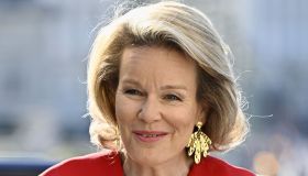 Matilde del Belgio rompe le righe e punta sul rosso fuoco, i gioielli da copiare