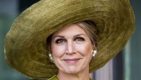 Maxima d’Olanda osa ancora, il look luminoso in tinte sgargianti