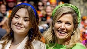 Maxima d’Olanda in arancione alla laurea di Ariane. Lo slip dress viola perfetto per l’occasione