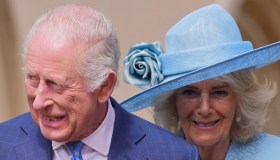Re Carlo colpito da Camilla, quella pacca fuori etichetta davanti ai reali svedesi