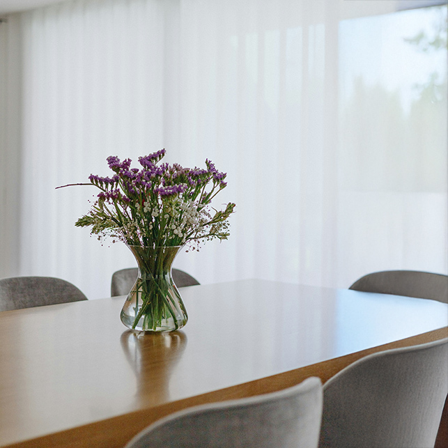 Tende leggere e tessuti neutri aiutano a diffondere la luce anche negli spazi meno esposti al sole