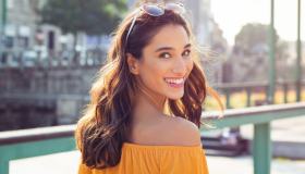 Questa estate i tuoi piedi vorranno indossare solo Lulu, il sandalo infradito in versione shimmer ora in offerta