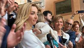 Silvia Salis neo sindaca di Genova, festeggia col figlio in braccio