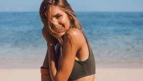 Pelle dorata da capo a piedi, con i solari viso e corpo e l’offerta imperdibile