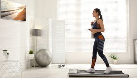Puoi allenarti a casa come in palestra, anche mentre lavori con il tapis roulant salvaspazio (e in offerta)