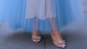 Le scarpe di Cenerentola sono il trend, spopolano le calzature trasparenti nella primavera/estate 2025