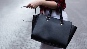 Ode alla borsa tote. Il modello in pelle, chic e capiente, è perfetto per il lavoro e il tempo libero