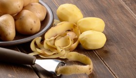 Anticalcare fai da te, come prepararlo con le bucce di patata