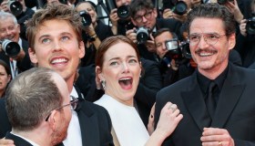 Emma Stone a Cannes 2025 “attaccata” da un’ape sul red carpet: le foto