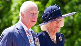 Re Carlo, Camilla gli ruba la scena in Canada tra perle preziose e l’abito-sgarbo