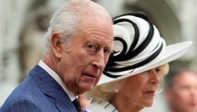 Re Carlo perde la pazienza in pubblico e bacchetta anche Camilla