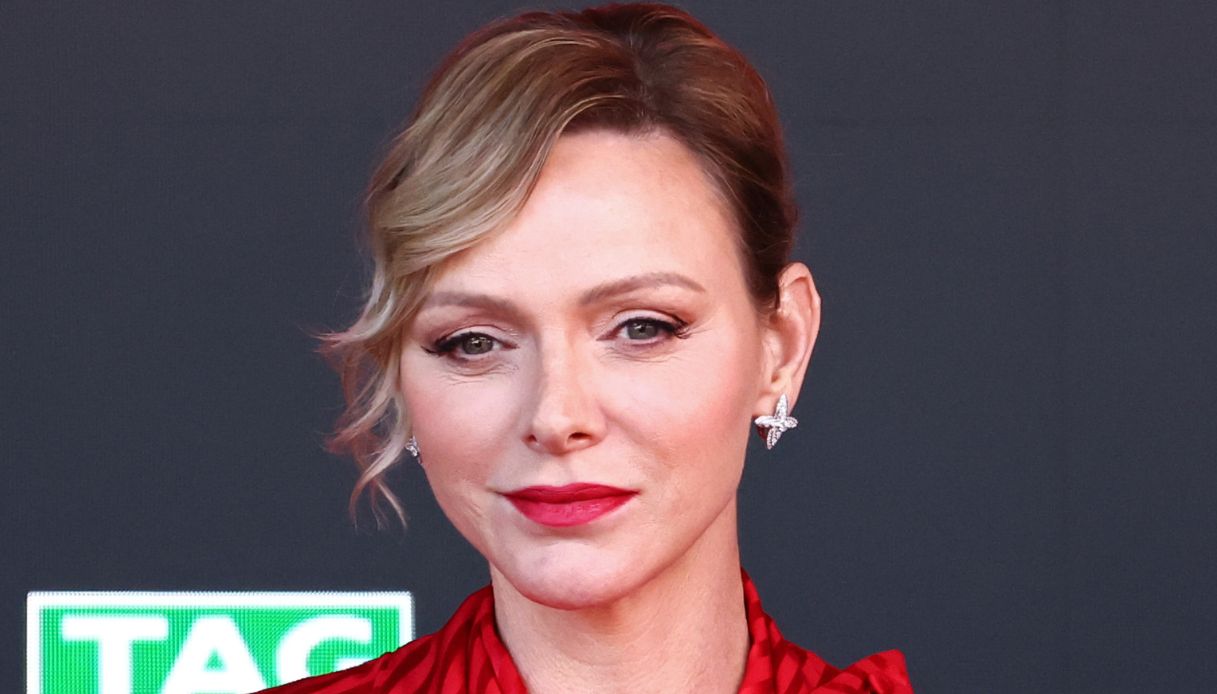 Charlene ruba la scena al Gran Premio di Monaco, lo splendido look total red