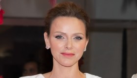 Charlene di Monaco, dea statuaria in bianco e argento al gala della F1