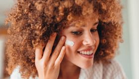 La crema coreana rosa è la nuova ossessione di TikTok che regala una pelle favolosa