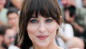 Dakota è l’anti-Cannes che tutte vorremmo essere: chic, calma e impeccabile