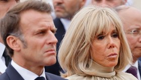 “Brigitte Macron schiaffeggia il marito sull’aereo”. La replica dell’Eliseo