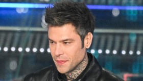 Fedez ironico su Uomini e Donne: “Prossimamente qua”. E Clara: “Ha 7 personalità”