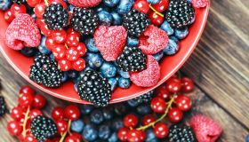 Dieta ricca di flavonoidi con tè nero, mele e frutti di bosco: per invecchiare meglio