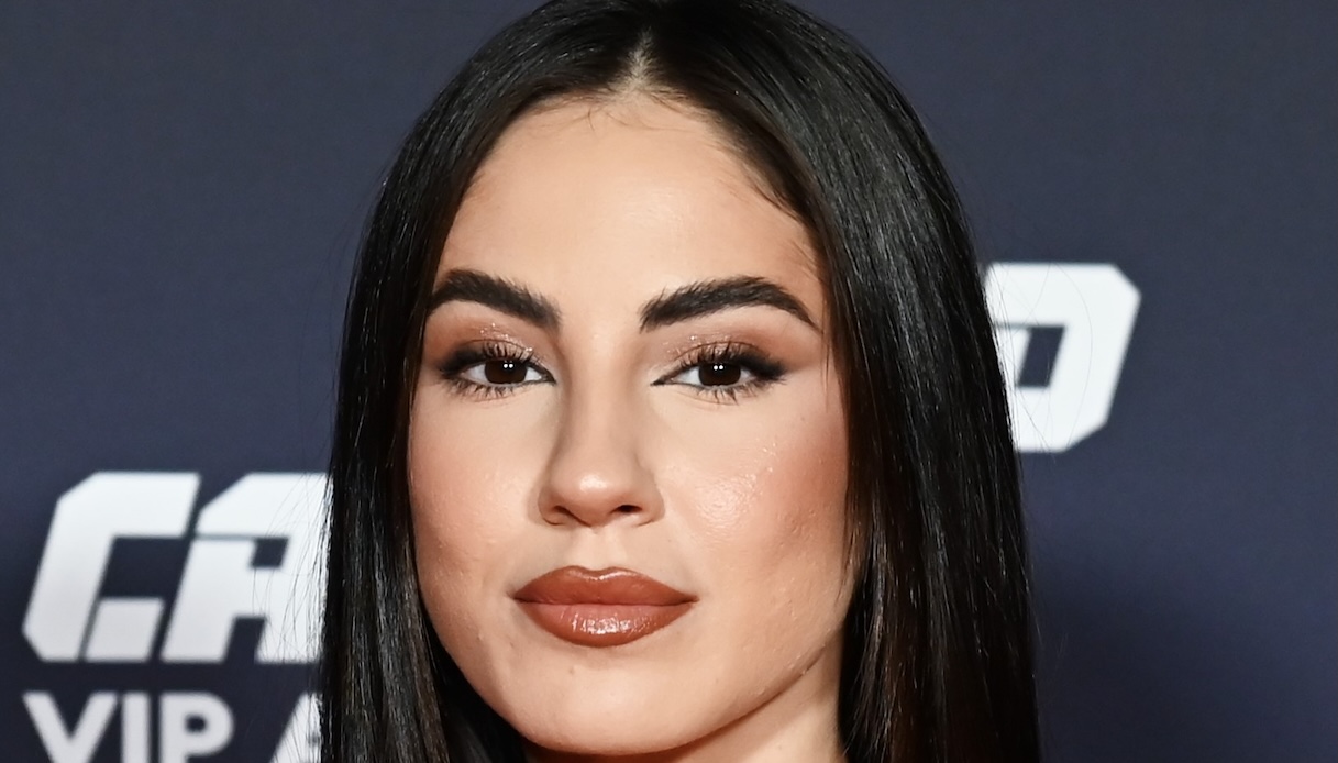 Giulia De Lellis incinta, mostra il pancino col top in denim