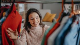 Abbiamo trovato la soluzione perfetta e low cost per un guardaroba cool e glamour (anche se non hai spazio in casa)