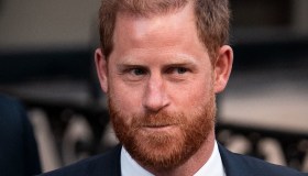 Harry criticato dopo le dichiarazioni sul padre Carlo: “Di cattivo gusto. Il Re non si fida”