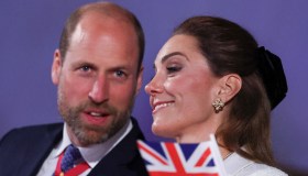 Kate Middleton, visione in bianco tra sguardi complici e gesti azzardati