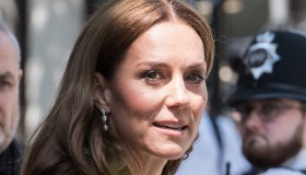 Kate Middleton sbalorditiva, tailleur verde acido e camicia con jabot