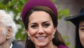 Kate Middleton, splendore in viola per il VE Day: rubini, pieghe e ritorno tra i reali