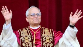 Leone XIV rompe con lo stile di Francesco: mozzetta rossa, stola d’oro e il ritorno alla solennità papale