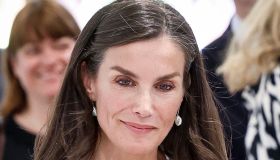 Letizia di Spagna alla Fiera del Libro di Madrid torna a fare la giornalista, ma sbaglia il look