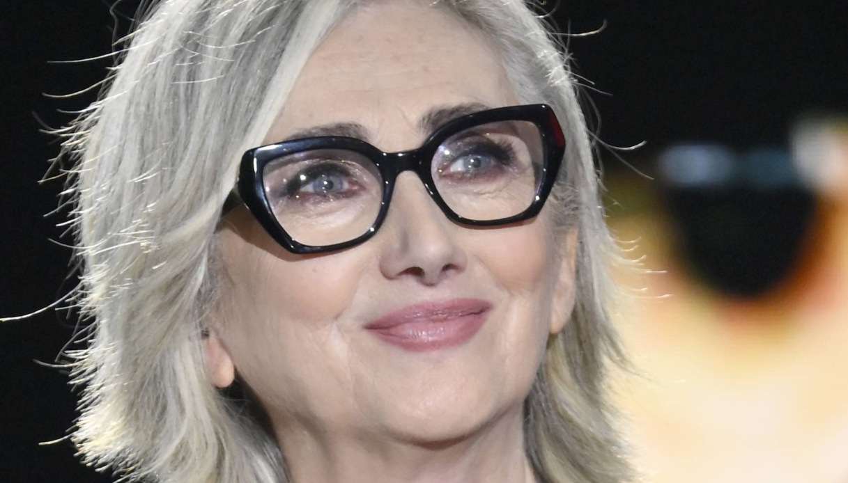 Lunetta Savino a Belve: “Non sopporto i baci sul set, Brignano pessimo”