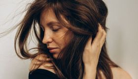 Capelli che brillano come l’oro. Il trattamento da provare è un elisir prezioso che non lascerai più