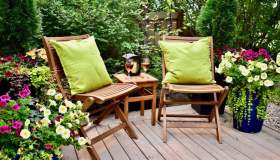 Sedie da esterno che si rovinano meno, quale legno scegliere
