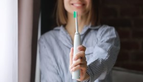 Spazzolino da denti manuale o elettrico, come pulirlo e disinfettarlo