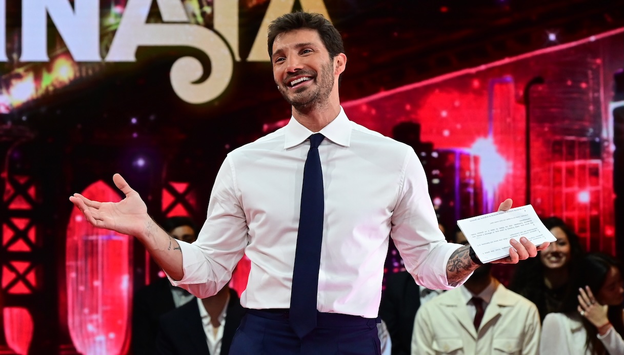 Stefano De Martino, perché ha sempre lo stesso look ad Affari Tuoi