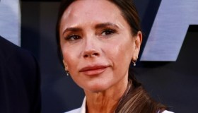 Victoria Beckham “inopportuna” alle nozze del figlio Brooklyn: la nuora in lacrime