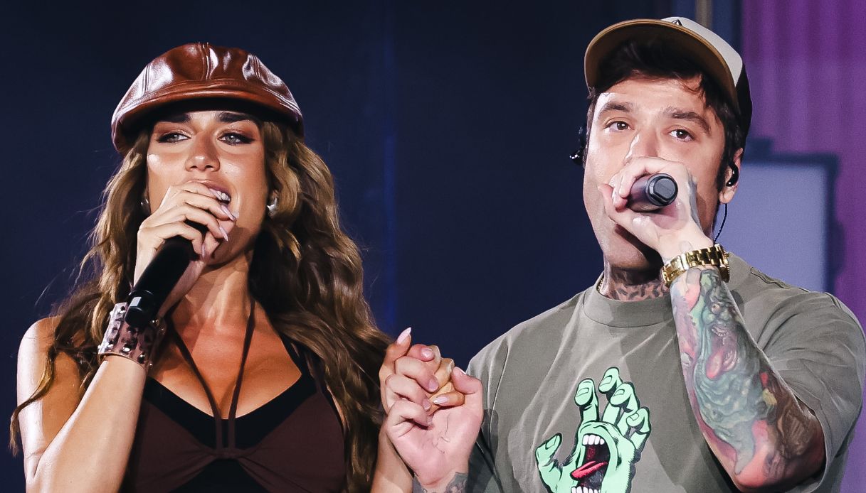 Bacio fra Fedez e Clara, i fan impazziscono ma lei replica ancora: “Gli voglio bene”