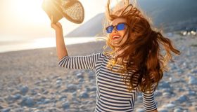 Il maxi abito a righe di tendenza costa meno di 30 euro. Questa estate vorrai indossare solo questo