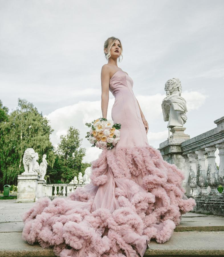 Un abito da sposa rosa