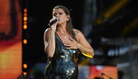 Alessandra Amoroso in concerto, l’abito di paillettes trasparente col pancione