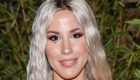 Baby K incanta Taormina, spacco vertiginoso e tacchi altissimi