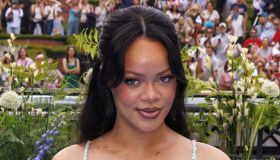 Rihanna incanta in baby doll azzurro e pancione alla premiere dei Puffi