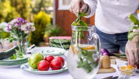 Queste caraffe per la tavola sono un revival delle estati da bambine e rendono la tavola super chic