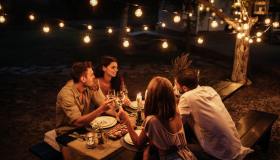 Spazi esterni da mille e una notte. Basta una striscia di luce, low cost, per creare l’atmosfera dei sogni