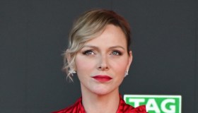 Charlene statuaria in rosso, Brigitte iconica in total white: incontro di stile a Monaco