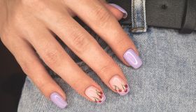 Cherry nails, la tendenza juicy che porta le ciliegie sulle unghie è la nostra nuova ossessione.