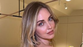 Chiara Ferragni spensierata in vacanza, il bikini marrone segue i trend di stagione