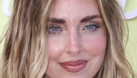 Chiara Ferragni, il look anti-caldo in giallo burro e infradito in città