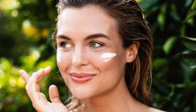 Viso che suda in estate? Il rimedio è una crema antitraspirante da provare adesso